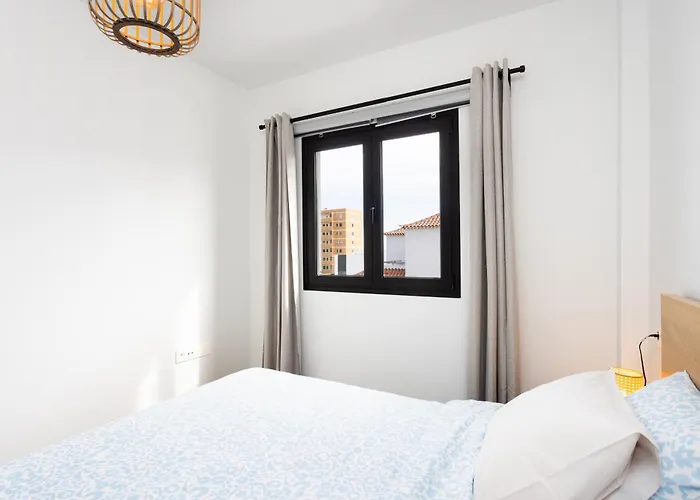 De 4 Dormitorios, Moderna Y Nueva, Con Aire Acondicionado, Cerca Del Mar Y Playa - Casa Maravilla