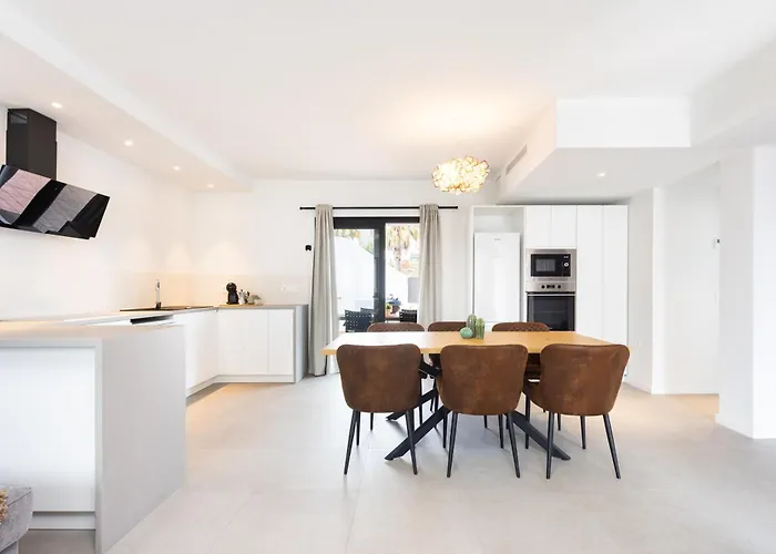 De 4 Dormitorios, Moderna Y Nueva, Con Aire Acondicionado, Cerca Del Mar Y Playa - Casa Maravilla * 로스실로스