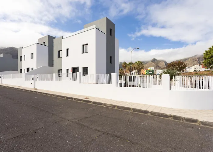 De 4 Dormitorios, Moderna Y Nueva, Con Aire Acondicionado, Cerca Del Mar Y Playa - Casa Maravilla *