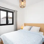 De 4 Dormitorios, Moderna Y Nueva, Con Aire Acondicionado, Cerca Del Mar Y Playa - Casa Maravilla