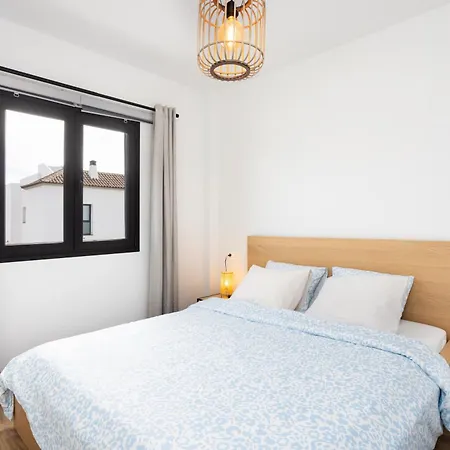 De 4 Dormitorios, Moderna Y Nueva, Con Aire Acondicionado, Cerca Del Mar Y Playa - Casa Maravilla