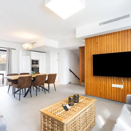 De 4 Dormitorios, Moderna Y Nueva, Con Aire Acondicionado, Cerca Del Mar Y Playa - Casa Maravilla Villa *