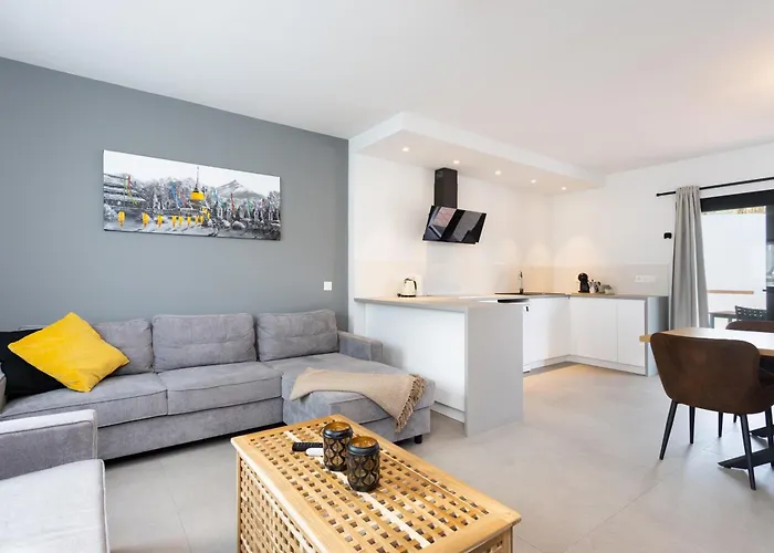 De 4 Dormitorios, Moderna Y Nueva, Con Aire Acondicionado, Cerca Del Mar Y Playa - Casa Maravilla Villa *